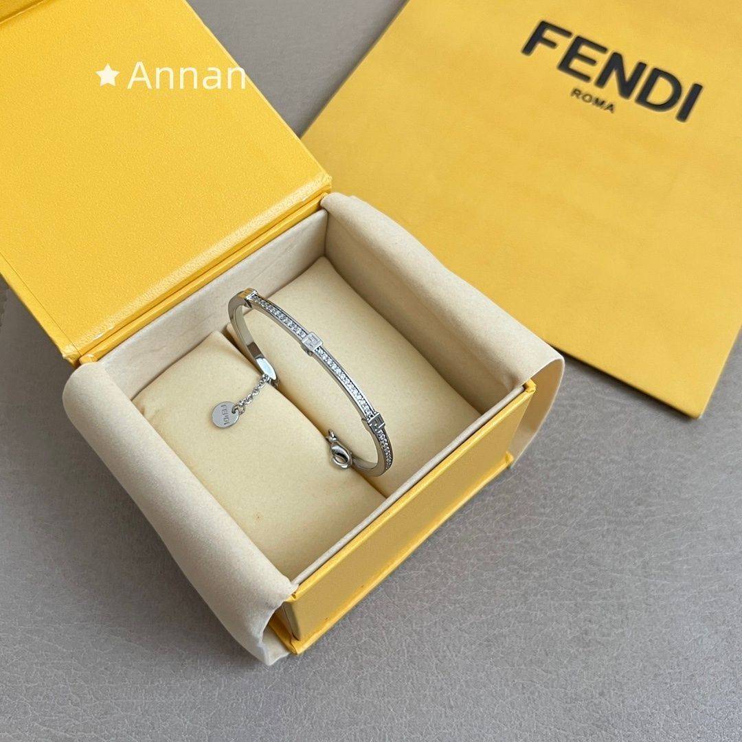 大人気 極美新品 FENDI フェンディ ブレスレット バングル リスト