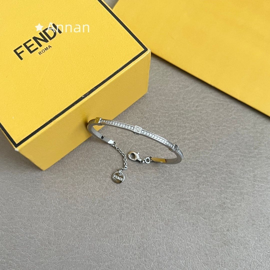 大人気 極美新品 FENDI フェンディ ブレスレット バングル リスト