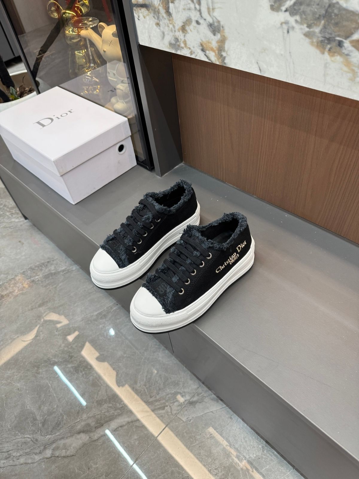 送料無料 新品！新品 Christian Dior クリスチャンディオール スニーカー レディース