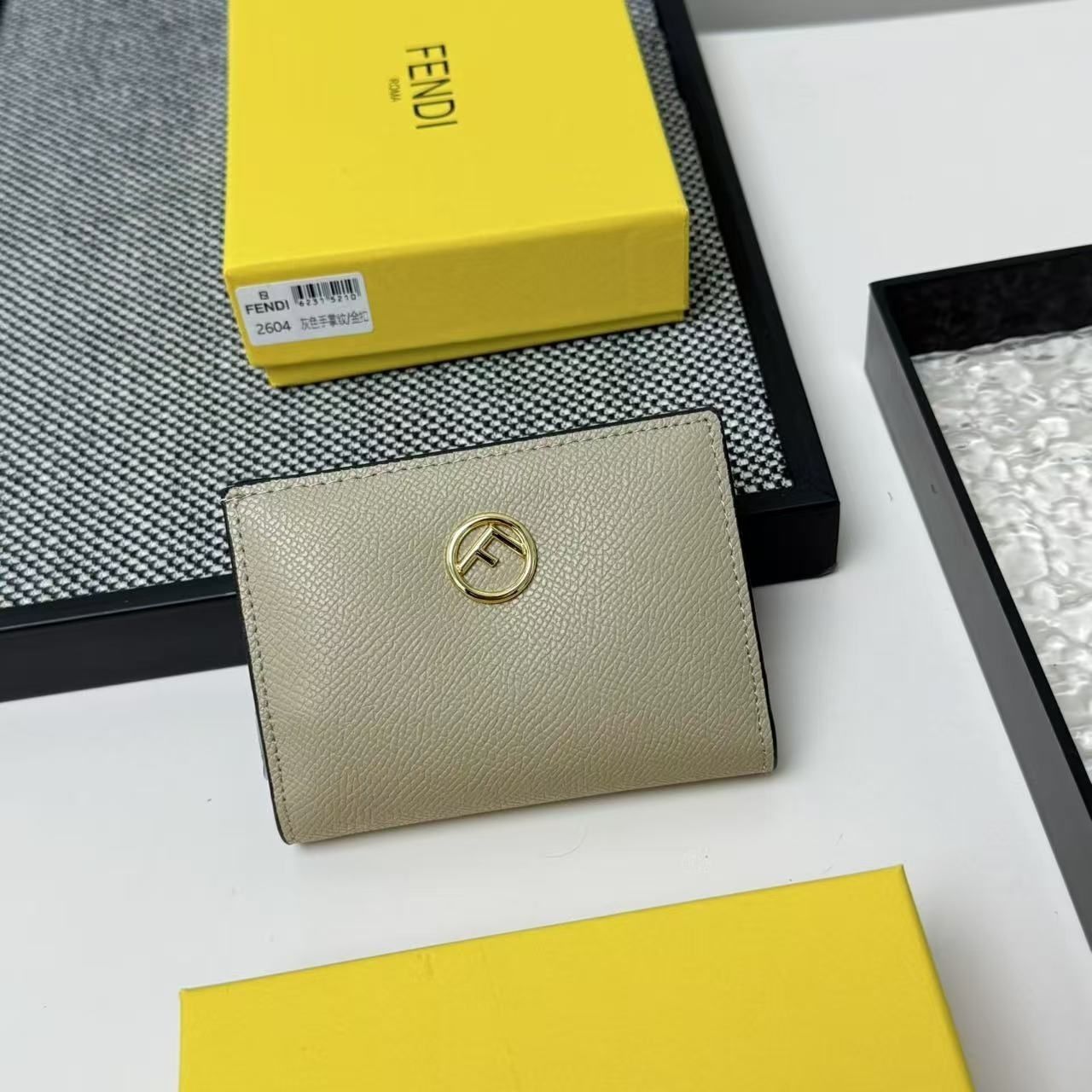 新型 激レア FENDI　フェンディ ウォレット 折り財布 小銭入れ