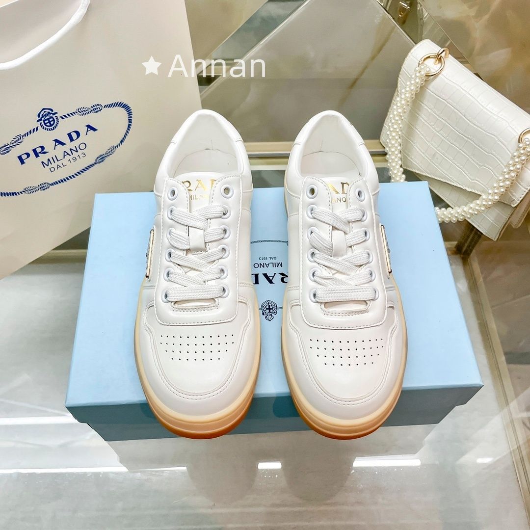 人気 極美品新品 PRADA プラダ スニーカー レディース - メルカリ