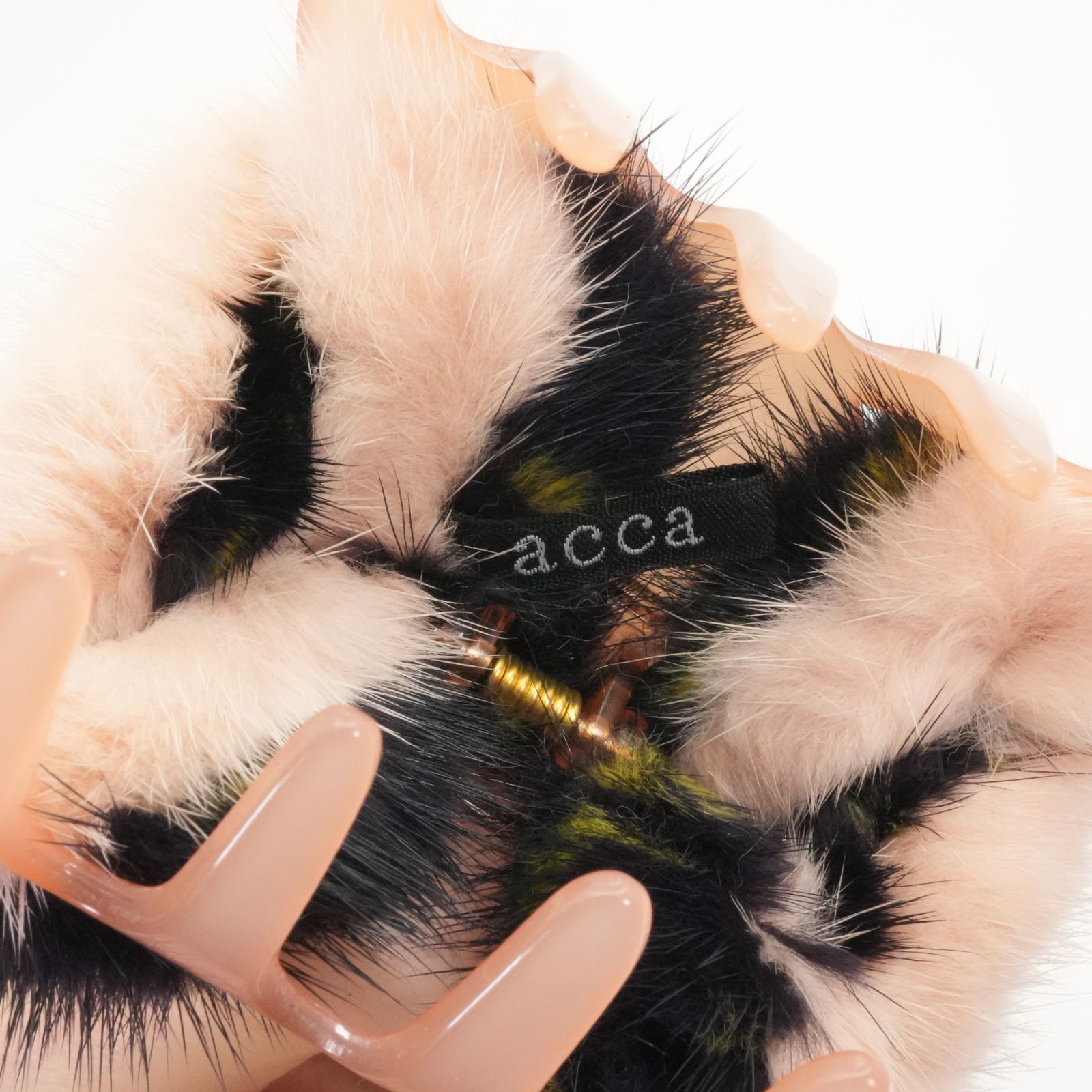 美品 アッカ ファー付き クリップ acca ベージュ ブラック/25-2900