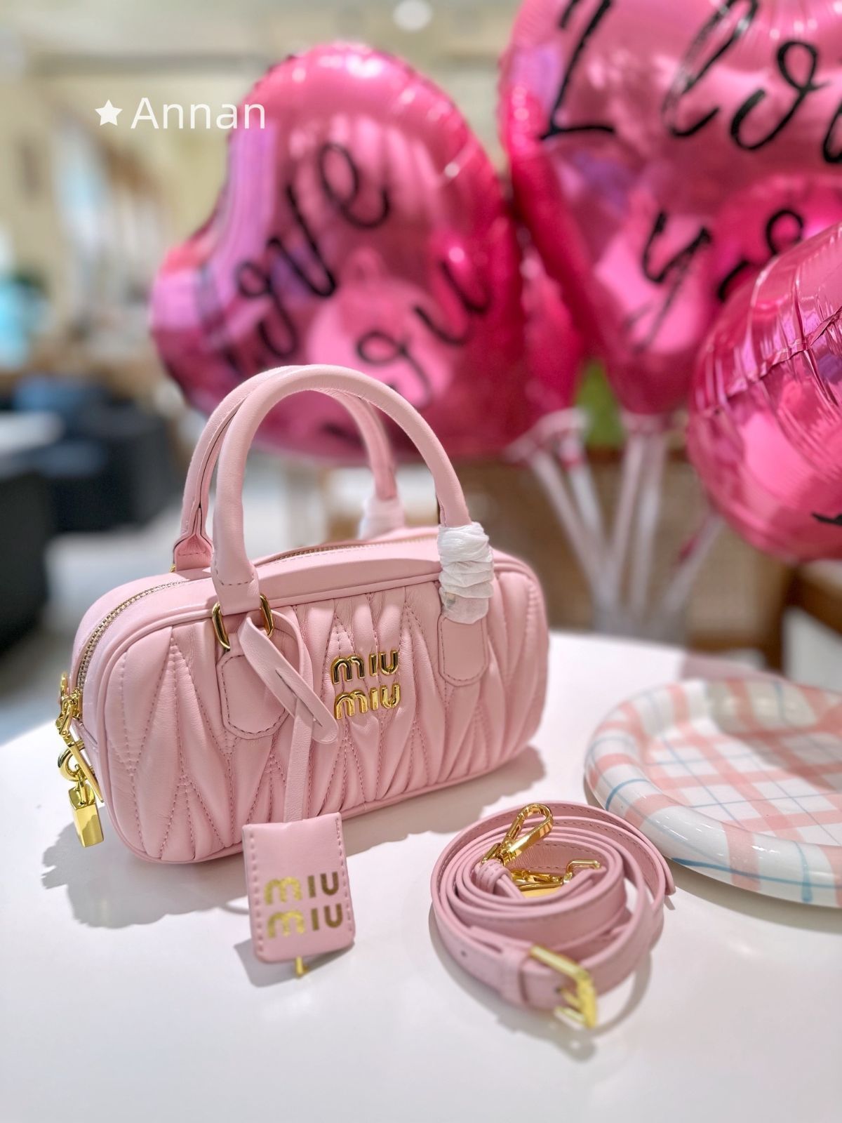 新品 希少 超美品良品 レディース MIUMIUミュウミュウ ハンドバッグ