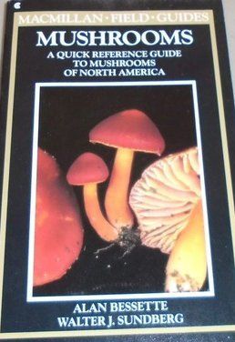 Mushrooms: A Quick Reference Guide to Mushrooms of North America (Macmillan Field Guides)