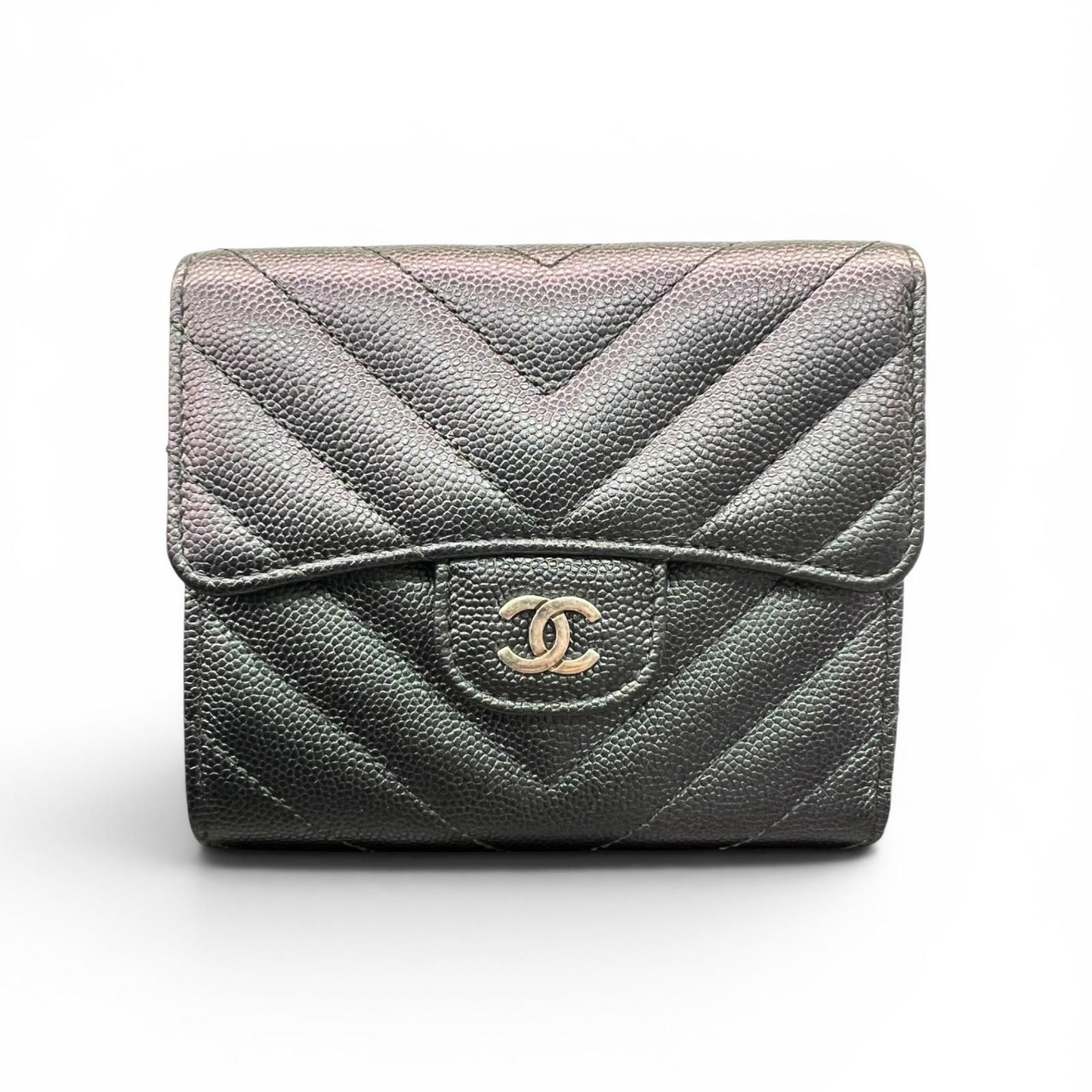 CHANEL 希少 展示品級美品 シャネル Vステッチ シェブロン クラシック スモールフラップウォレット 三つ折り財布 キャビアスキン A82288 レザー たまむし色 24番台シリアル タイムレス SAランク 中古 鑑定済 シャネル財布