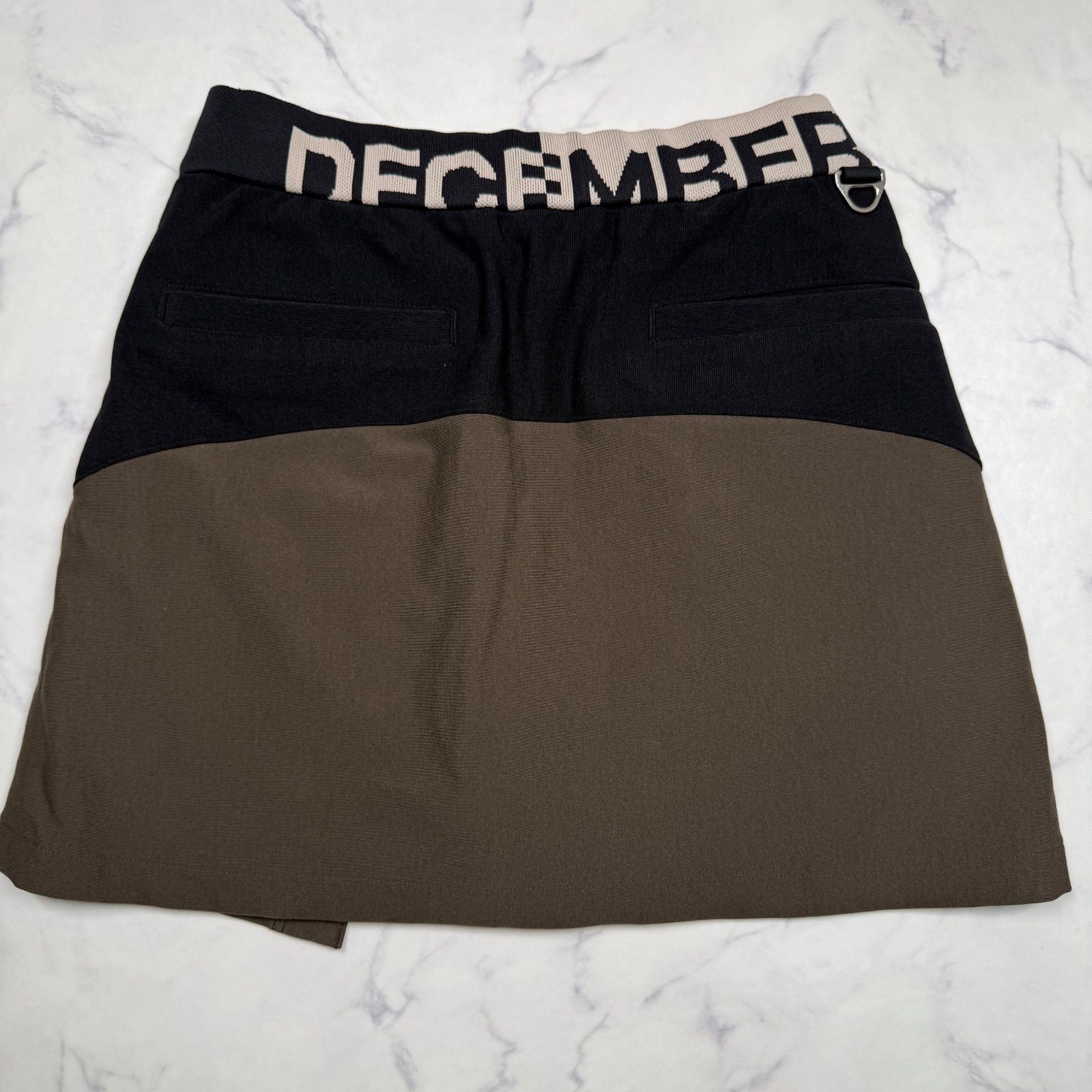 DESCENTE DECEMBERMAYゴルフスカート インナーパンツ付 ロゴ柄 美品 未使用級 DECEMBERMAY ディセンバーメイ ゴルフ スカート M