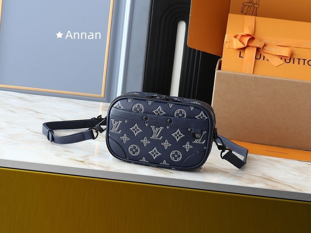 実用性 【極美品】ルイヴィトン LOUIS VUITTON ショルダーバッグ メンズ アルファ?ウェアラブルウォレット NV