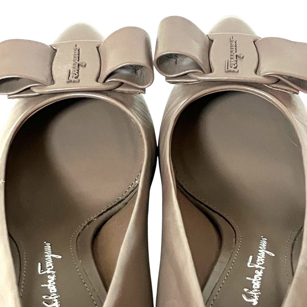 美品 Salvatore Ferragamo サルヴァトーレフェラガモ VIVA レザー
