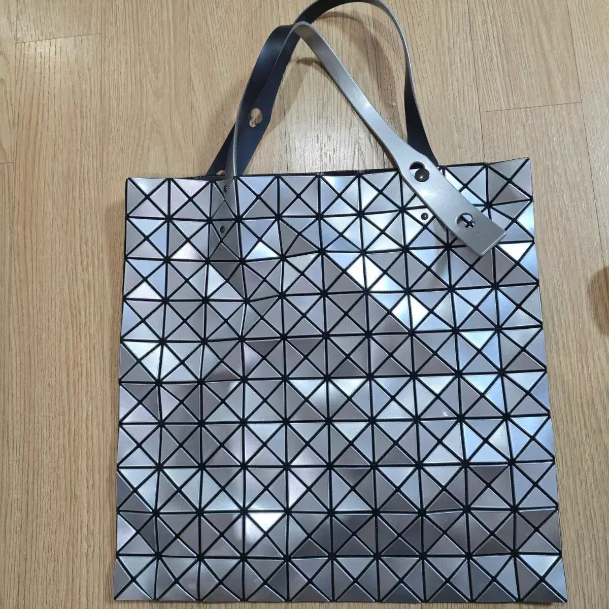 BAO BAO ISSEY MIYAKE バオバオイッセイミヤケ ルーセント トートバッグ シルバー 34
