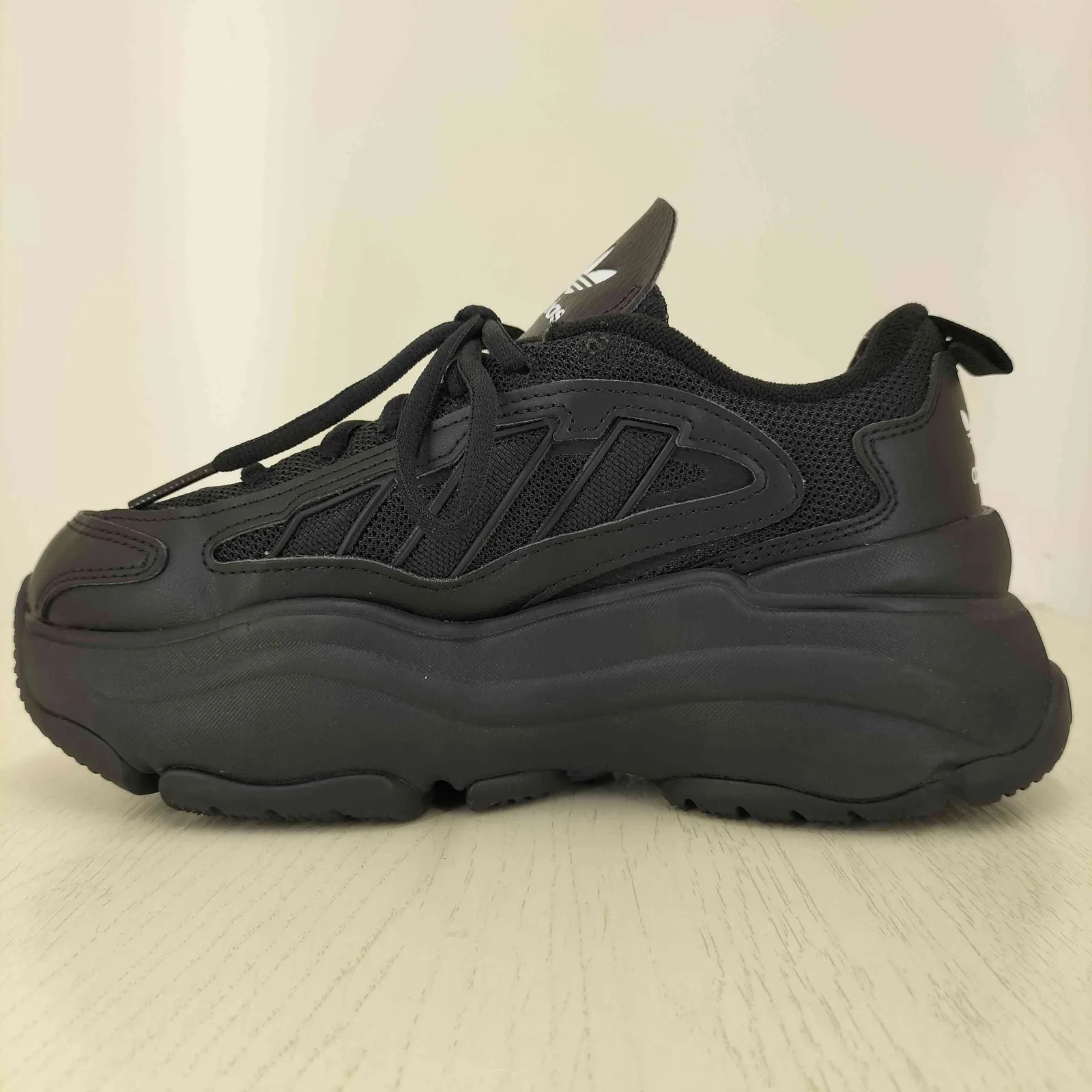 アディダス adidas Ozgaia オズガイア レディース JPN：22.5 (やや傷や