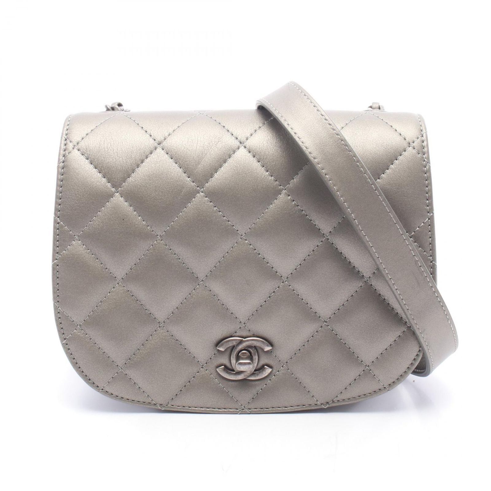 シャネル CHANEL ショルダーバッグ マトラッセ ラウンドフラップ スモール メタリック シルバーグレー ラムスキン（羊革） マトラッセ ラウンドフラップ スモール チェーンショルダー