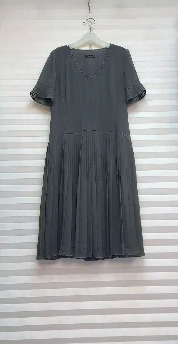 TIME> プリーツシャーリング ロング丈ワンピース 10,540円