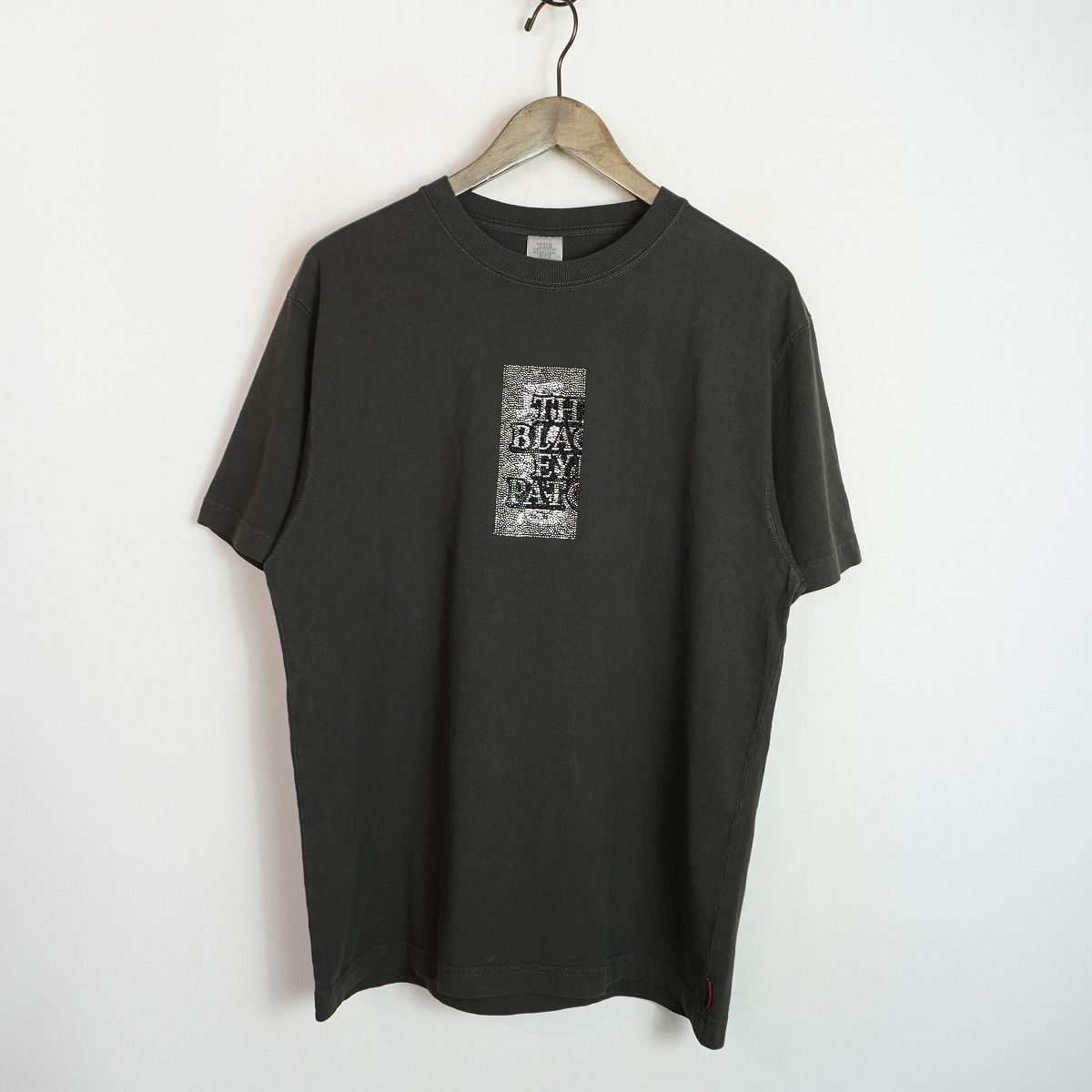 美品 26SS BLACK EYE PATCH ブラックアイパッチ RHINESTONE GRAYSCALE HWC LABEL TEE BEPSS26TE15 ラインストーン 半袖 Tシャツ 黒 4632Q♪