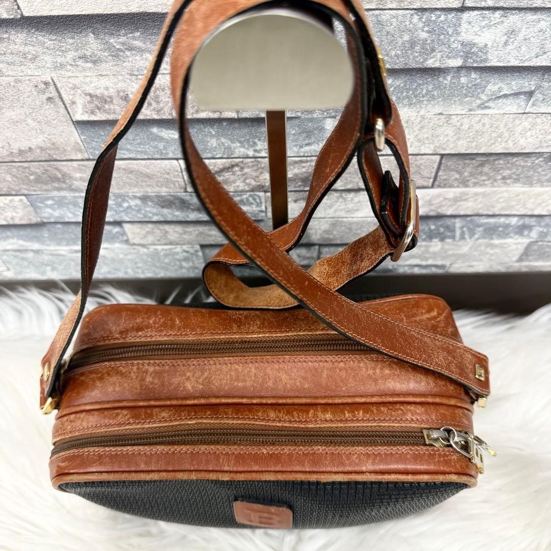 BALLY バリー Bロゴエンボスレザーカメラバック ショルダーバッグ 革
