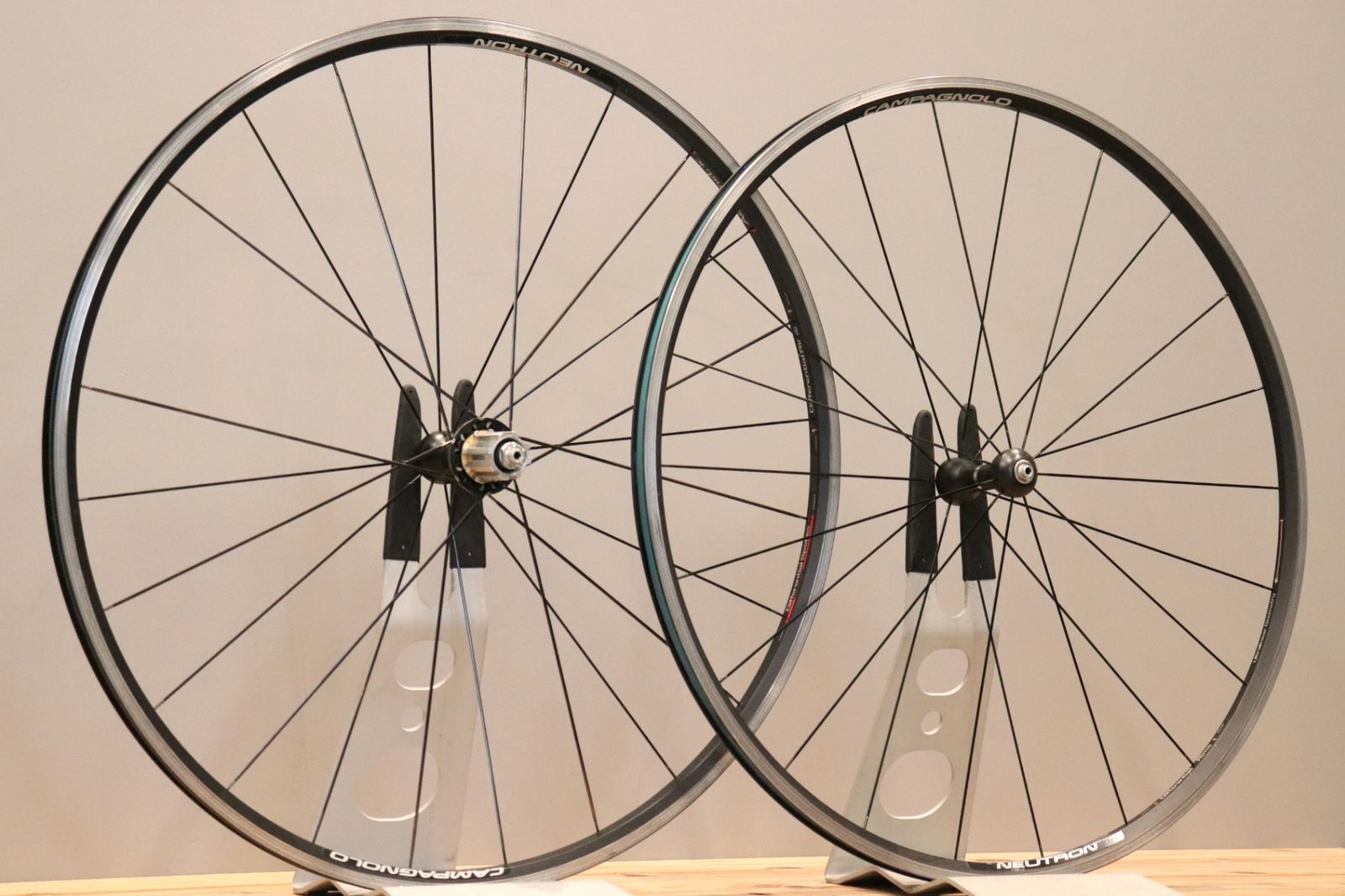 カンパニョーロ ニュートロン 前後セット クリンチャーホイール700c 訳アリ カンパニョーロ CAMPAGNOLO ニュートロン NEUTRON アルミ