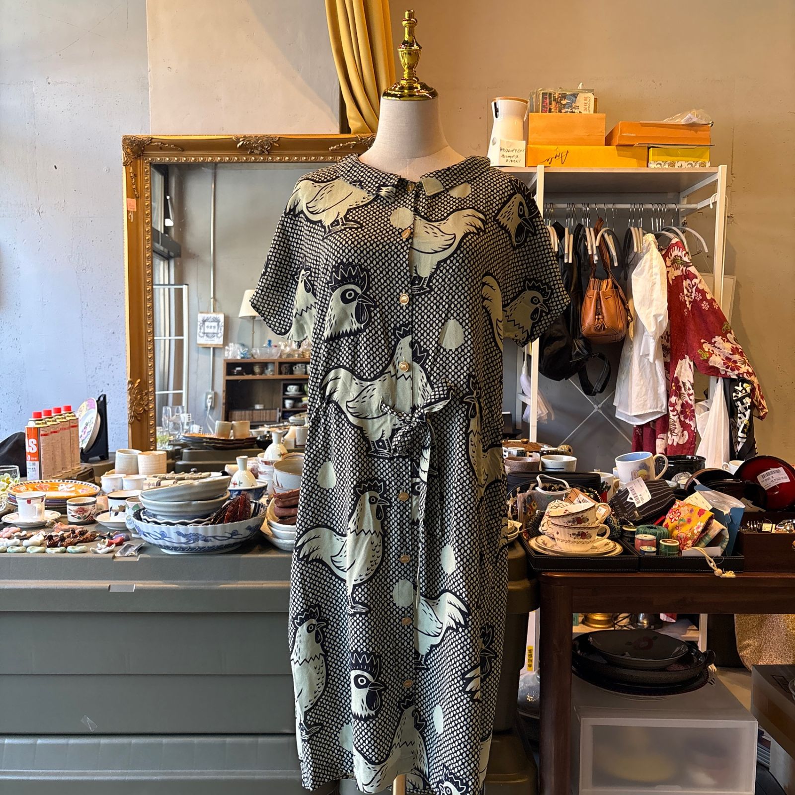 ー【東あずま店　併売品】　mercibeaucoup,　メルシーボークー　鶏　ニワトリ　にわとり　ワンピース　プリーツ　鳥　BIRD　総柄　お呼ばれ　デート　オフィスカジュアル　食事会　半袖