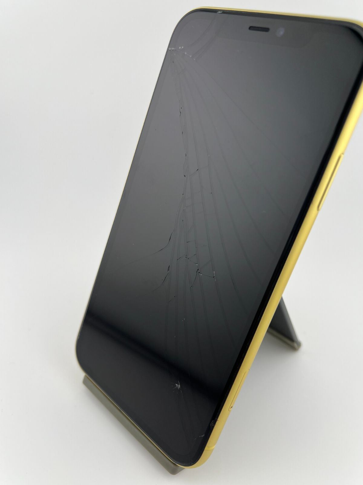 中古・画面割れ有・バッテリー劣化】iPhone 11 128GB イエロー sim