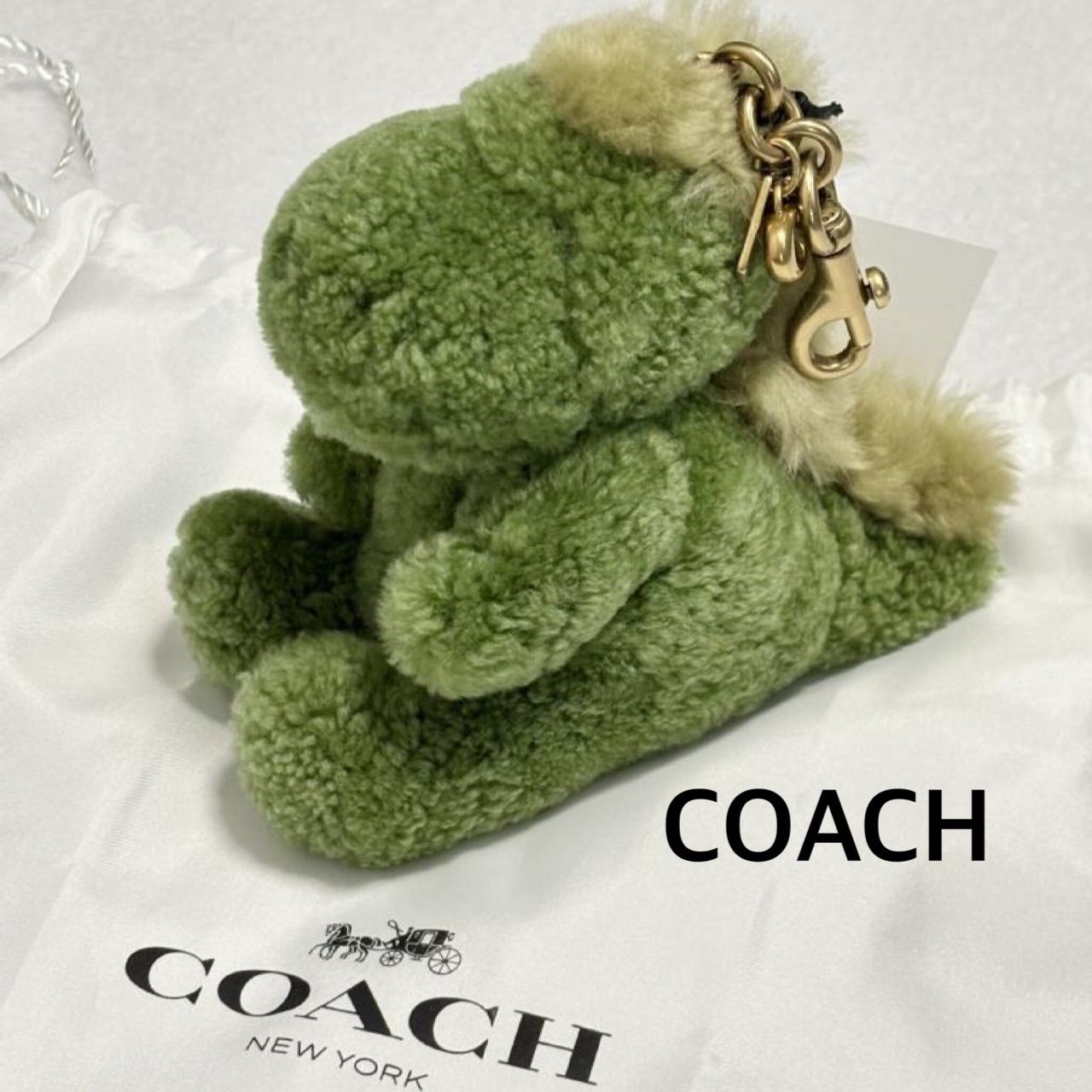 ★【新品 2026年購入】COACH　コーチ　リトルレキシー　ディノバッグチャーム　シアリング　定価42,900円　カーキ　キーホルダー　送料込み　6468711