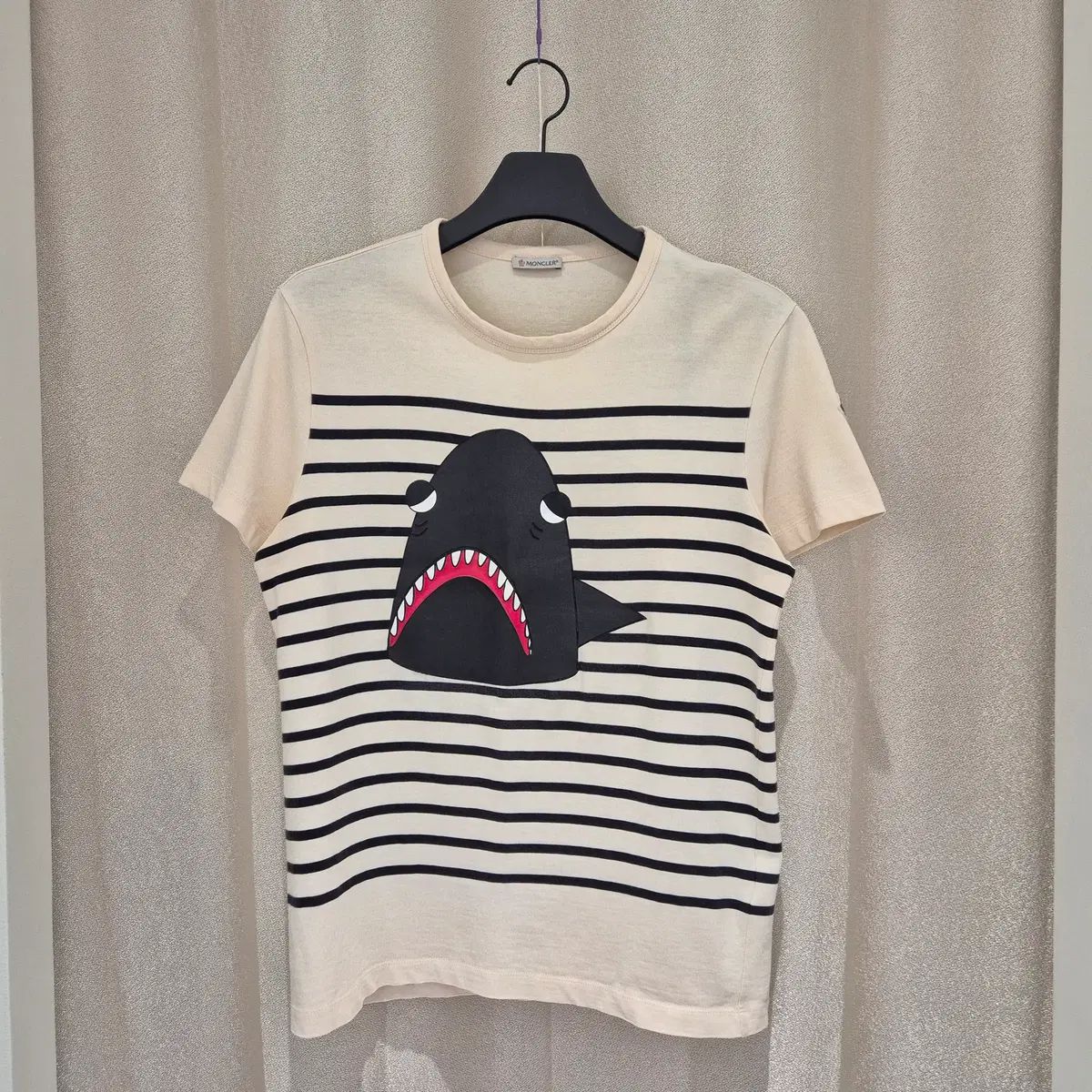 (M)MONCLER(モンクレール) 限定モデル シャーク ディテール ストライプ 半袖 Tシャツ アイボリー