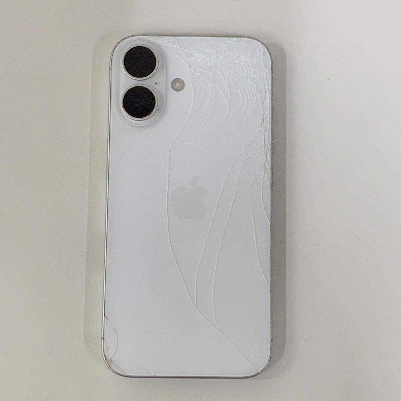 ジャンク品】iPhone16 128GB 本体（ホワイト） K736 - メルカリ