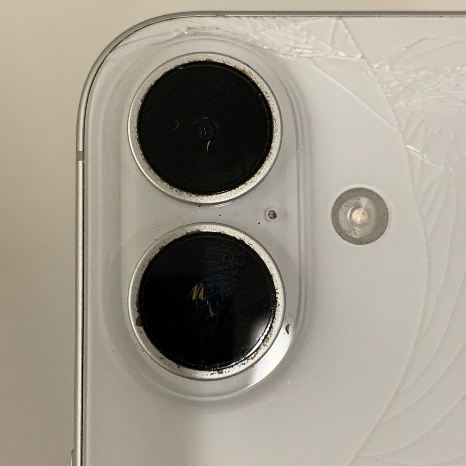 ジャンク】iPhone16 128GB ホワイト 画面割れ - メルカリ