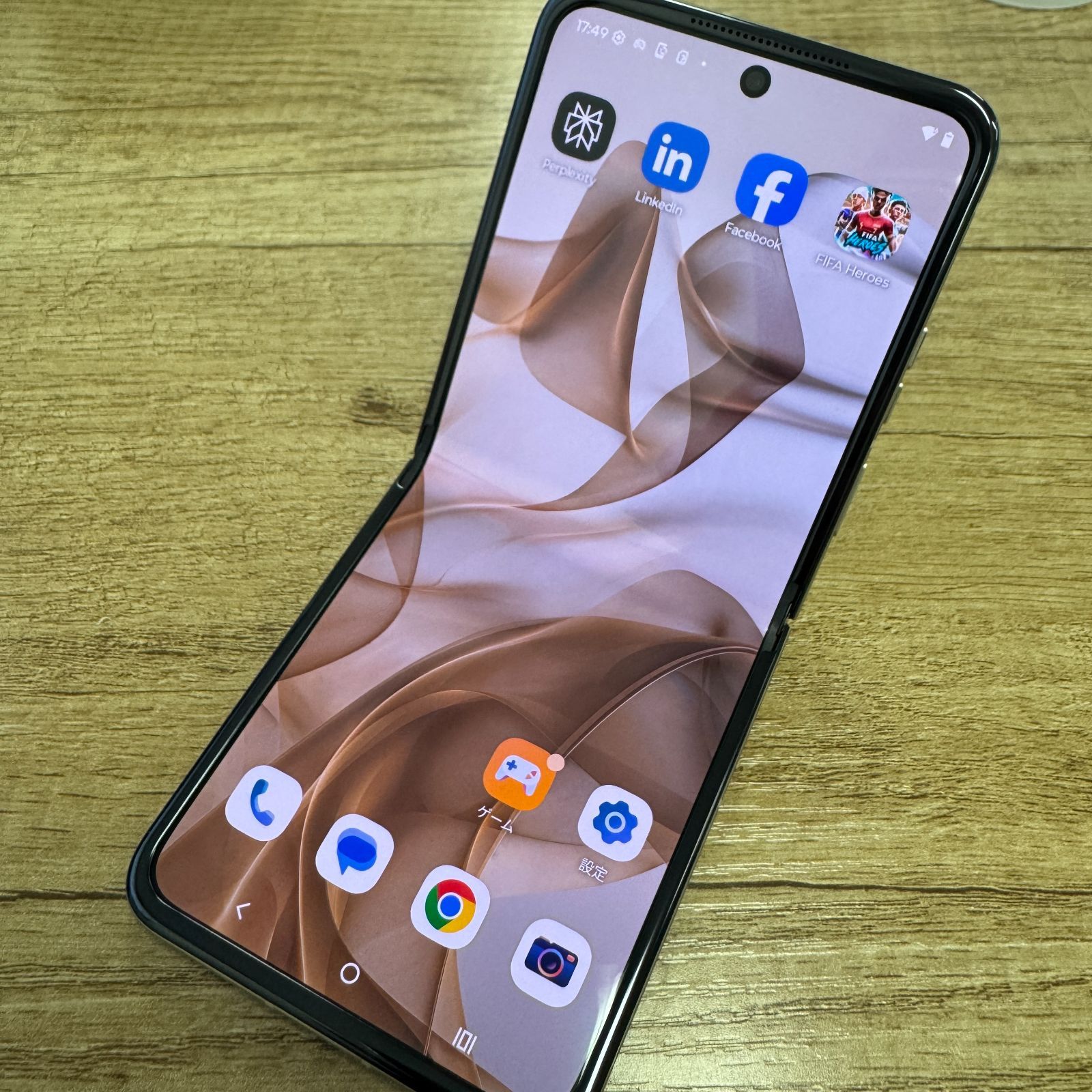 美品 motorola razr 50 512GB SIMフリー サンドクリーム - メルカリ