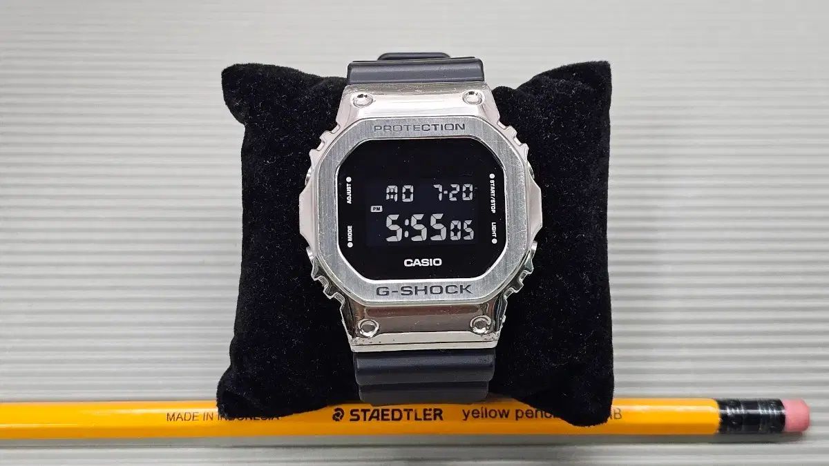 G-SHOCK GM-5600 メタルベゼル シルバー