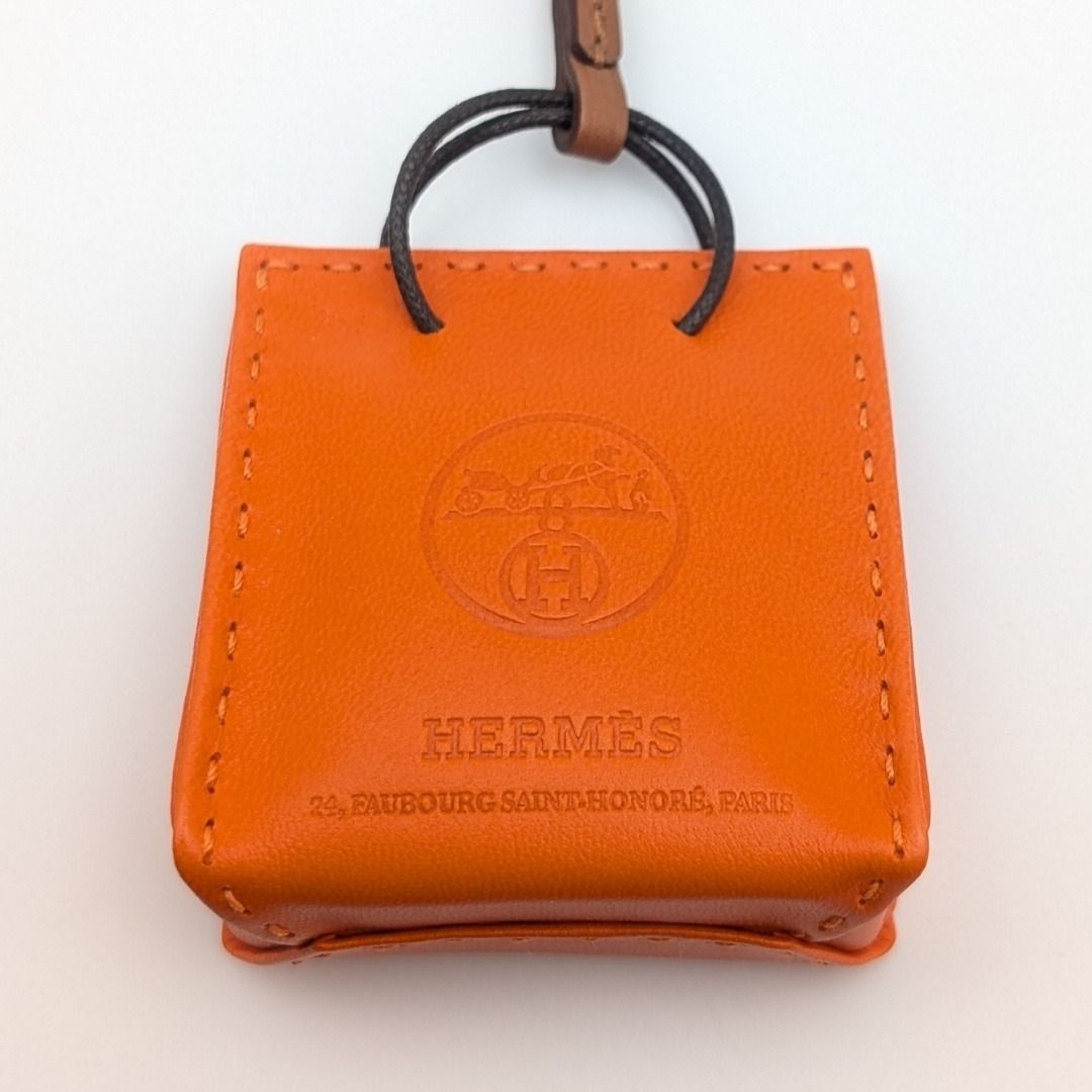 エルメス サックオランジュ レザーチャーム ストラップ ロゴ ショッパー 新品同様 エルメス サックオランジュ チャーム ショッパー型 オレンジ