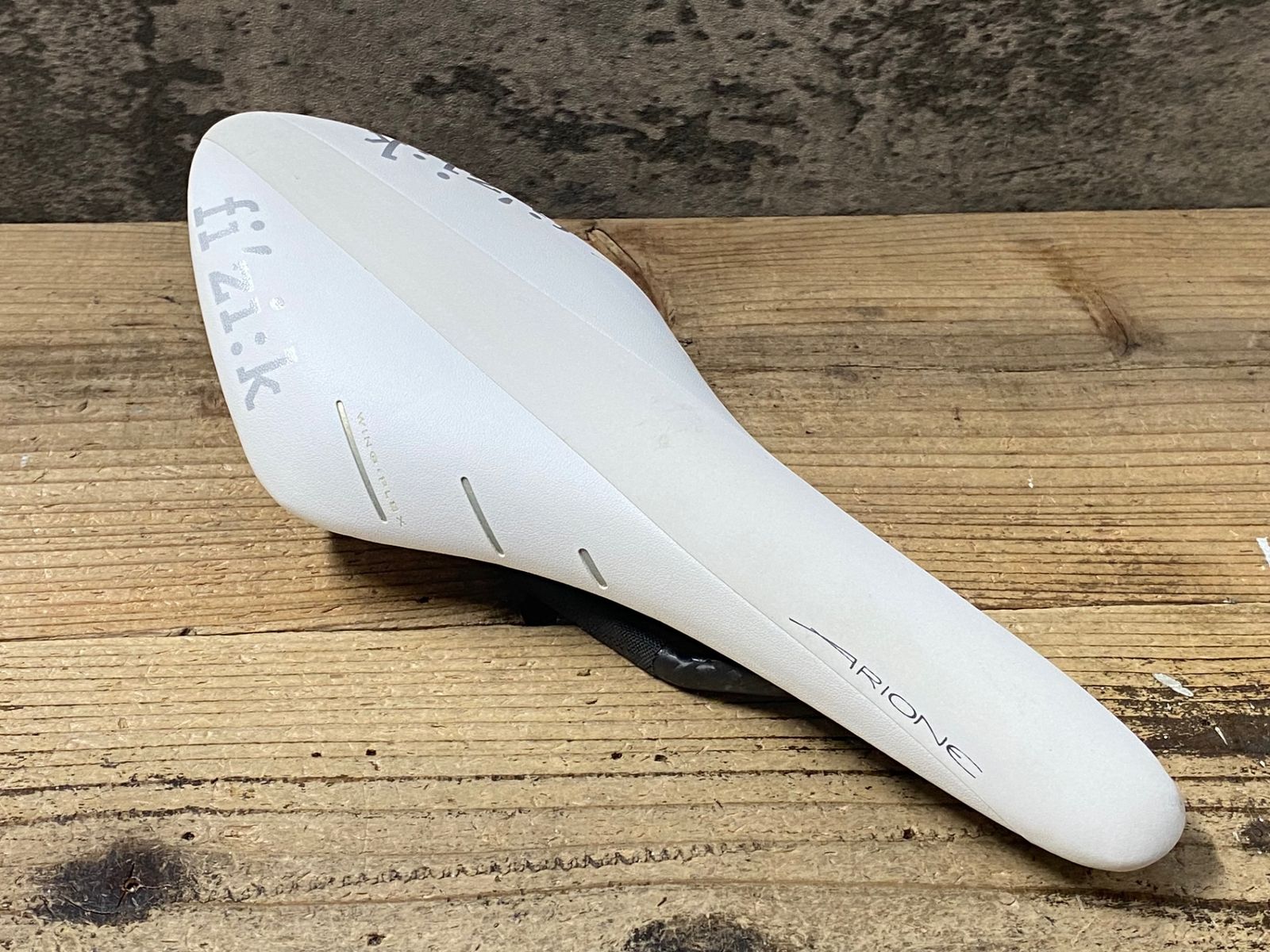 KJ059 フィジーク fizik アリオネ ARIONE R1 サドル 白 カーボンレール 9,842円