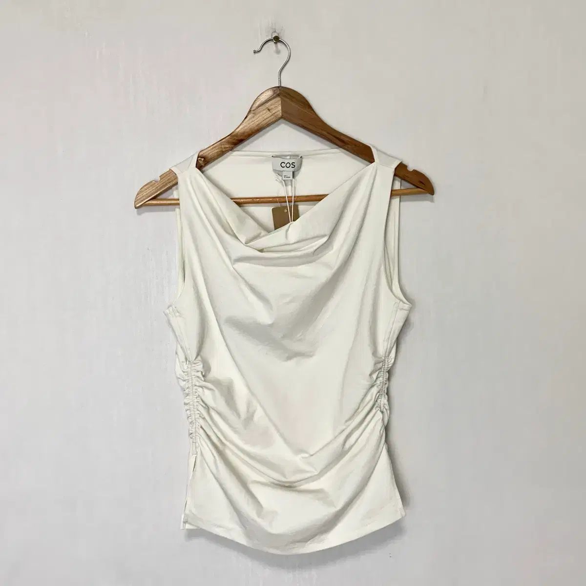 COS カウルネック ギャザー ドレーピングシャーリング ノースリーブカットソー スリーブレス アイボリー S