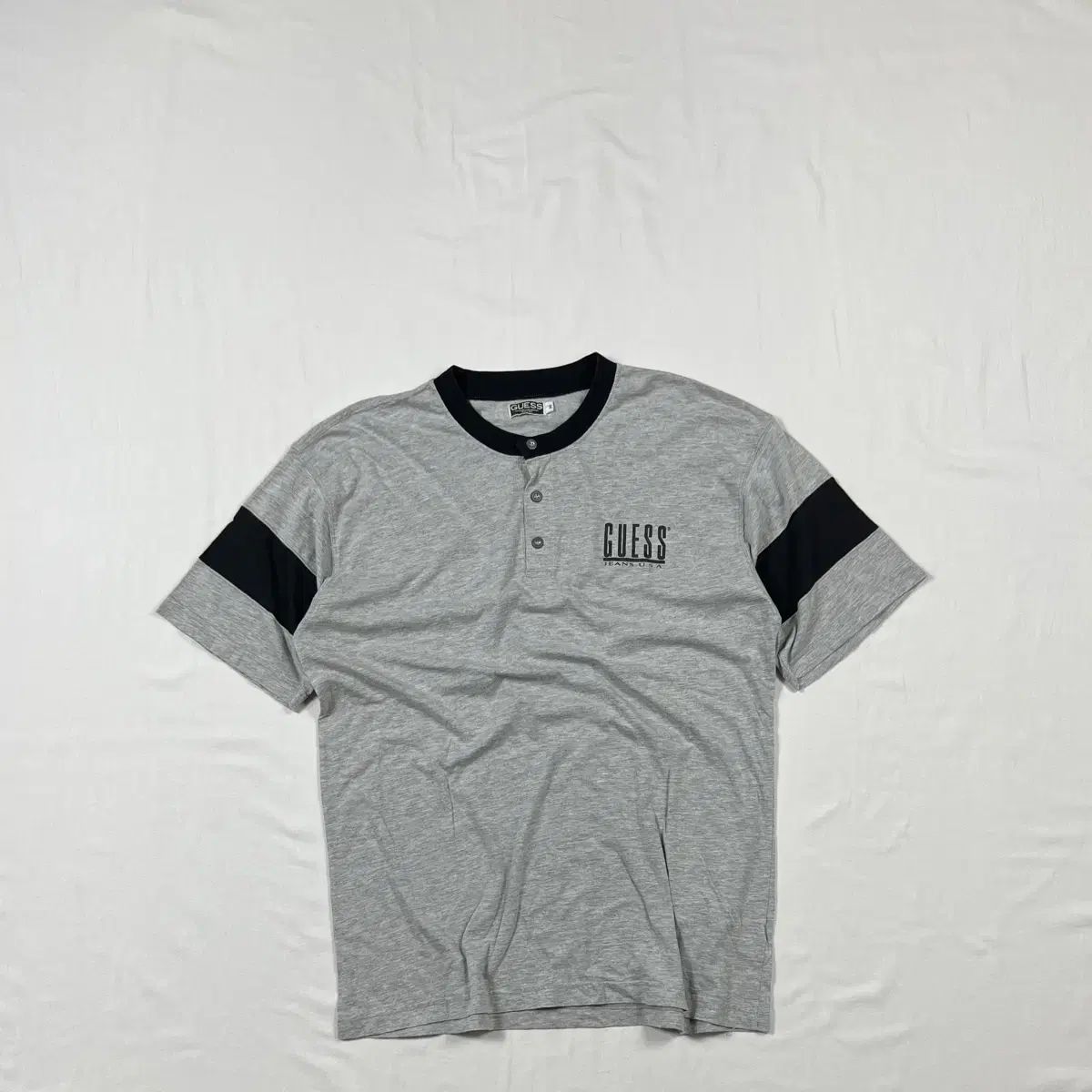 90s GUESS ゲス ロゴ ヘンリーネック 半袖Tシャツ