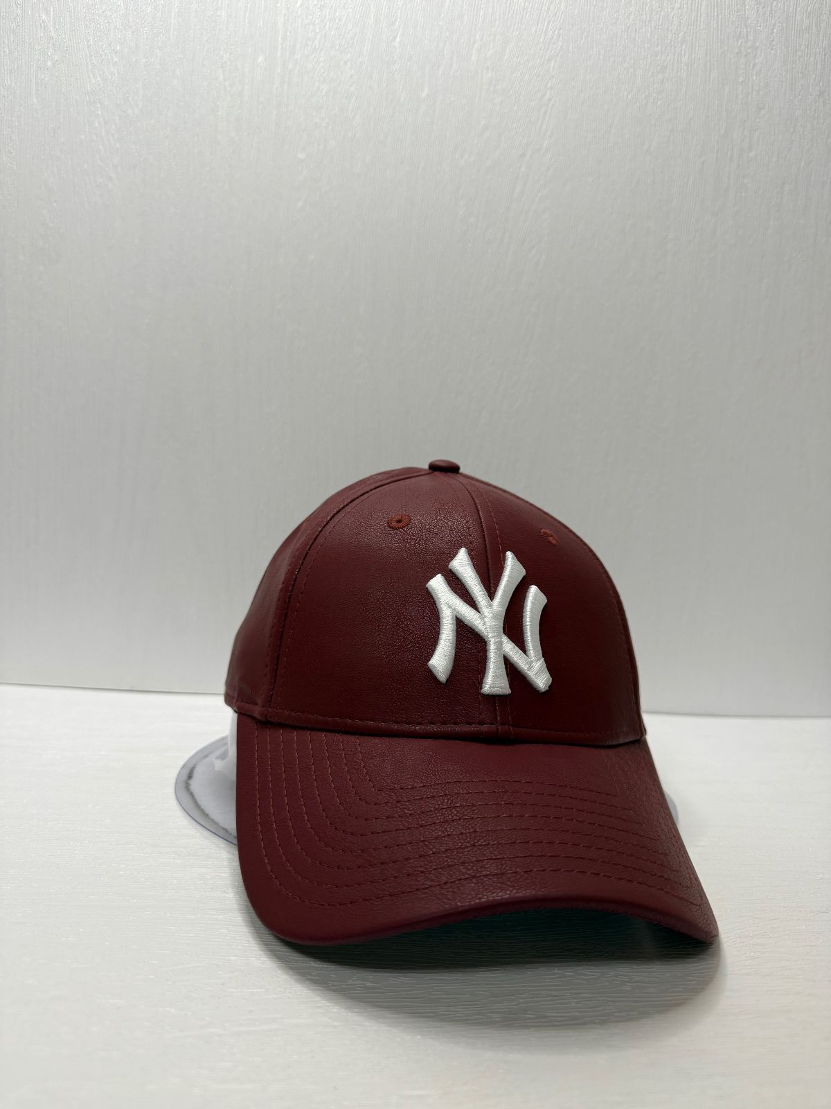 ニューエラ ニューヨークヤンキース レザー 9forty ストラップバックキャップ レッドカラー