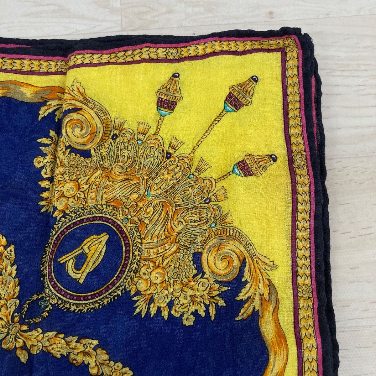美品 GIANNI VERSACE ジャンニヴェルサーチ スカーフ バロック調 鳥柄