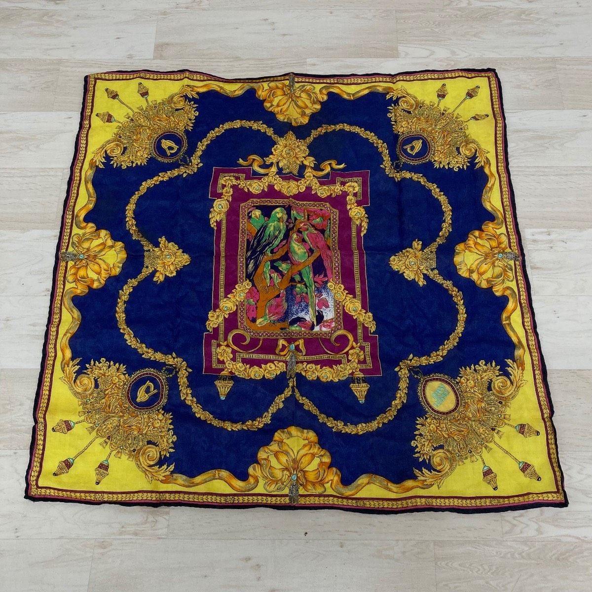 美品 GIANNI VERSACE ジャンニヴェルサーチ スカーフ バロック調 鳥柄