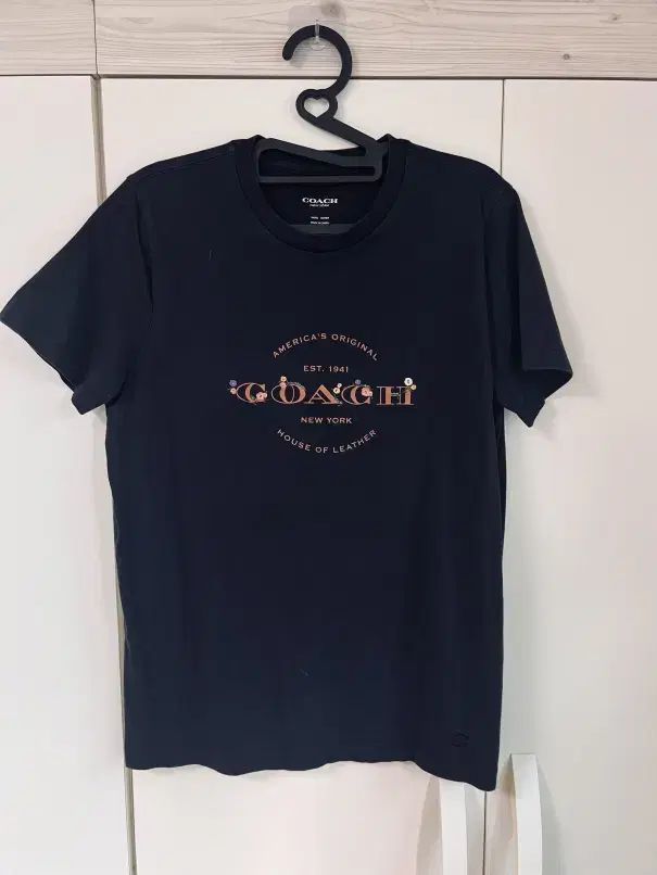 コーチ(COACH)のブラック 'House of Leather' 半袖Tシャツ