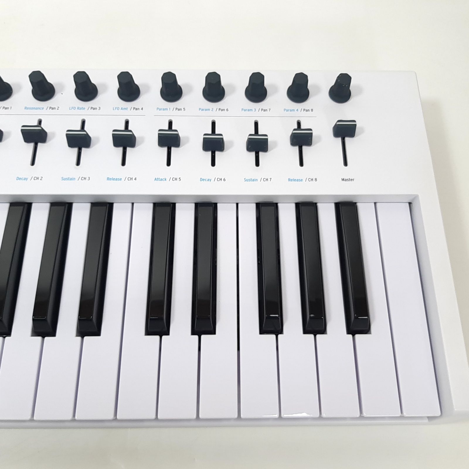 美品Arturia キーボードコントローラーKeyLab61 Essential Arturia KeyLab Essential 61 MIDIキーボード コントローラー 動作確認