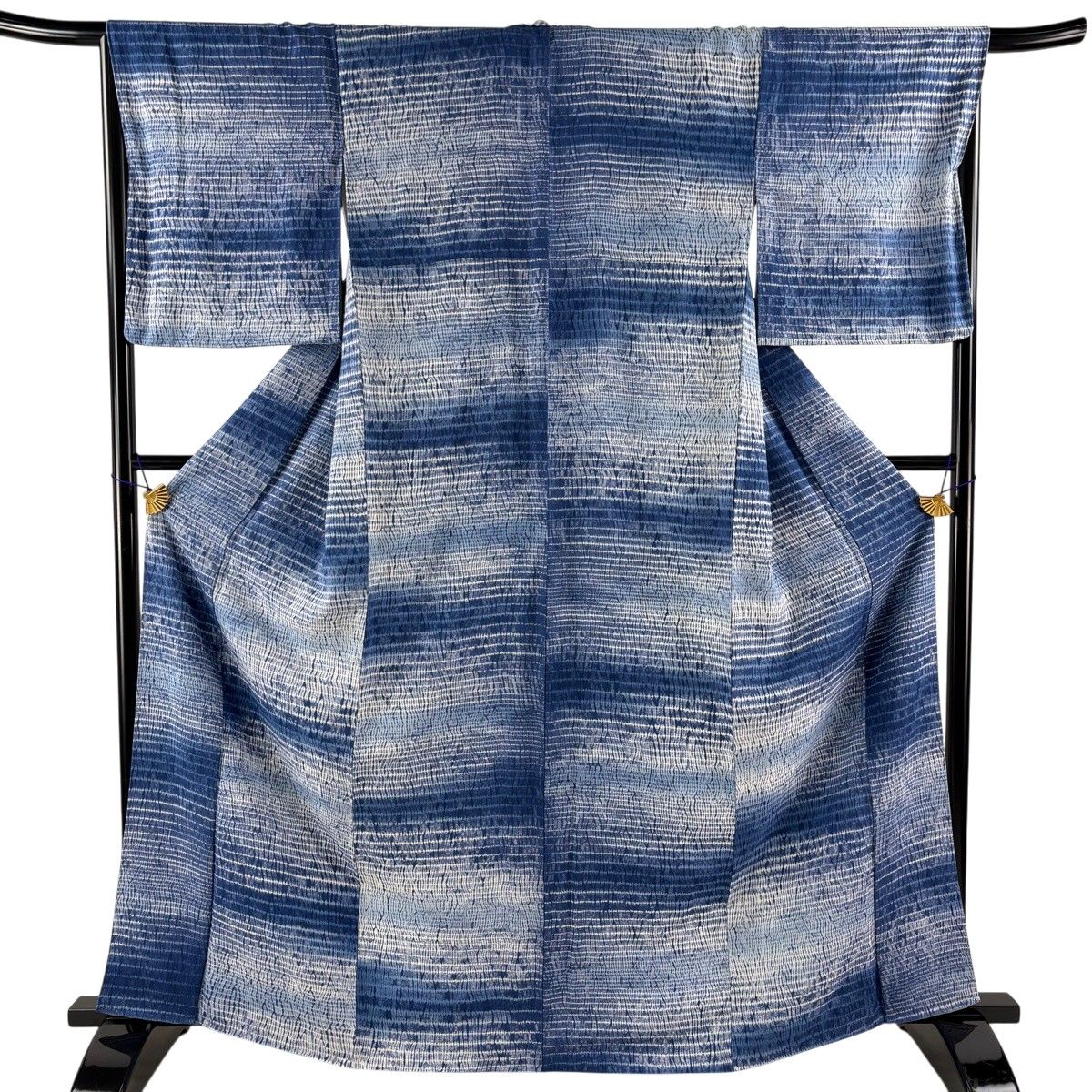 【美品】 小紋 身丈165.5cm 裄丈67cm M 袷 横縞 絞り 青 正絹 名品 【中古】