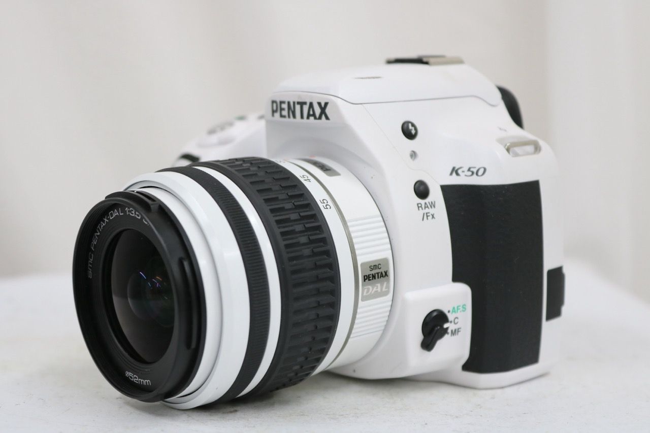 【返品保証】 【シャッター7939回】ペンタックス Pentax K-50 ホワイト smc PENTAX-DAL 18-55mm F3.5-5.6 AL デジタル一眼 e14884