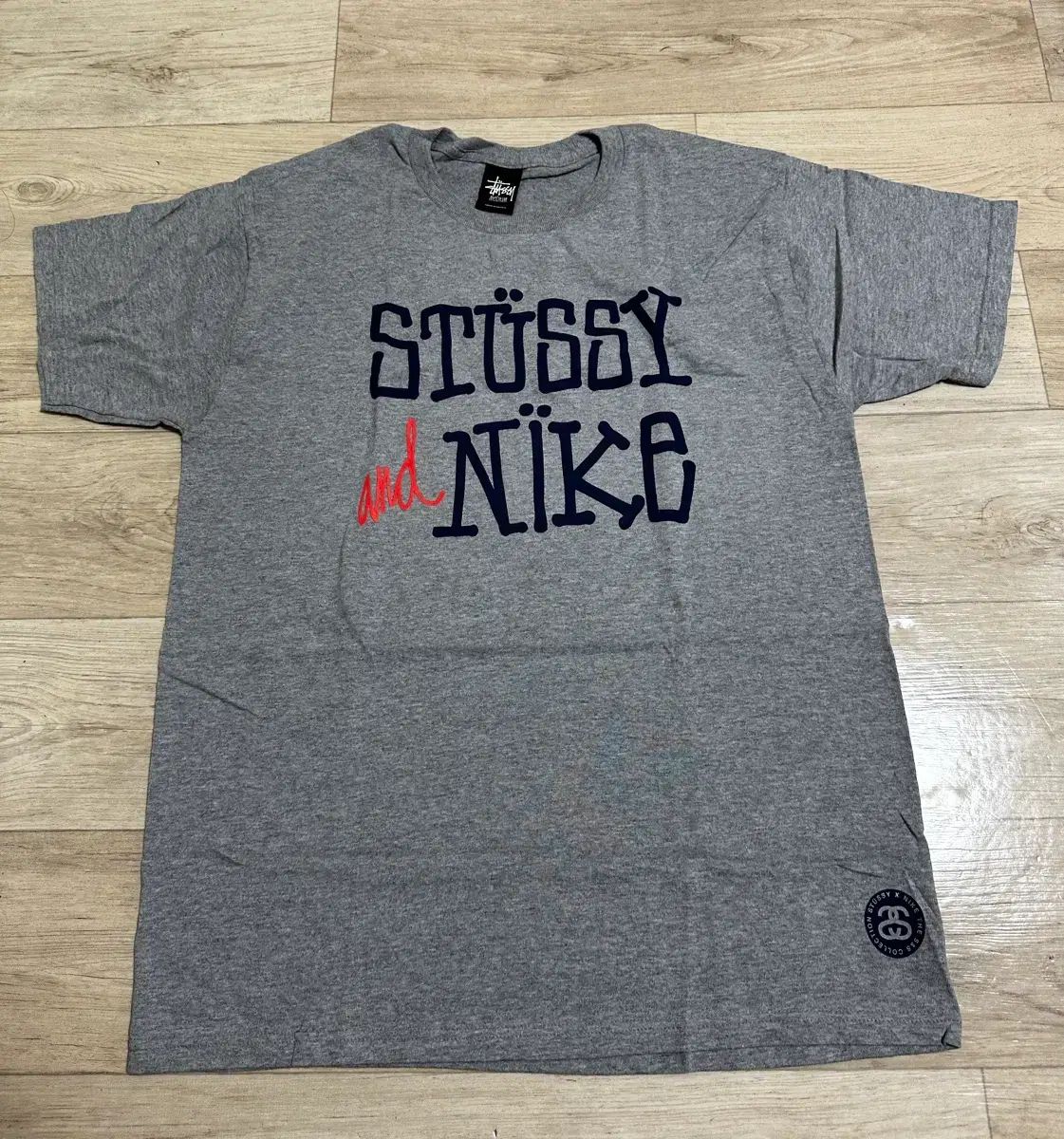 ナイキ STUSSY 半袖Tシャツ (グレー)
