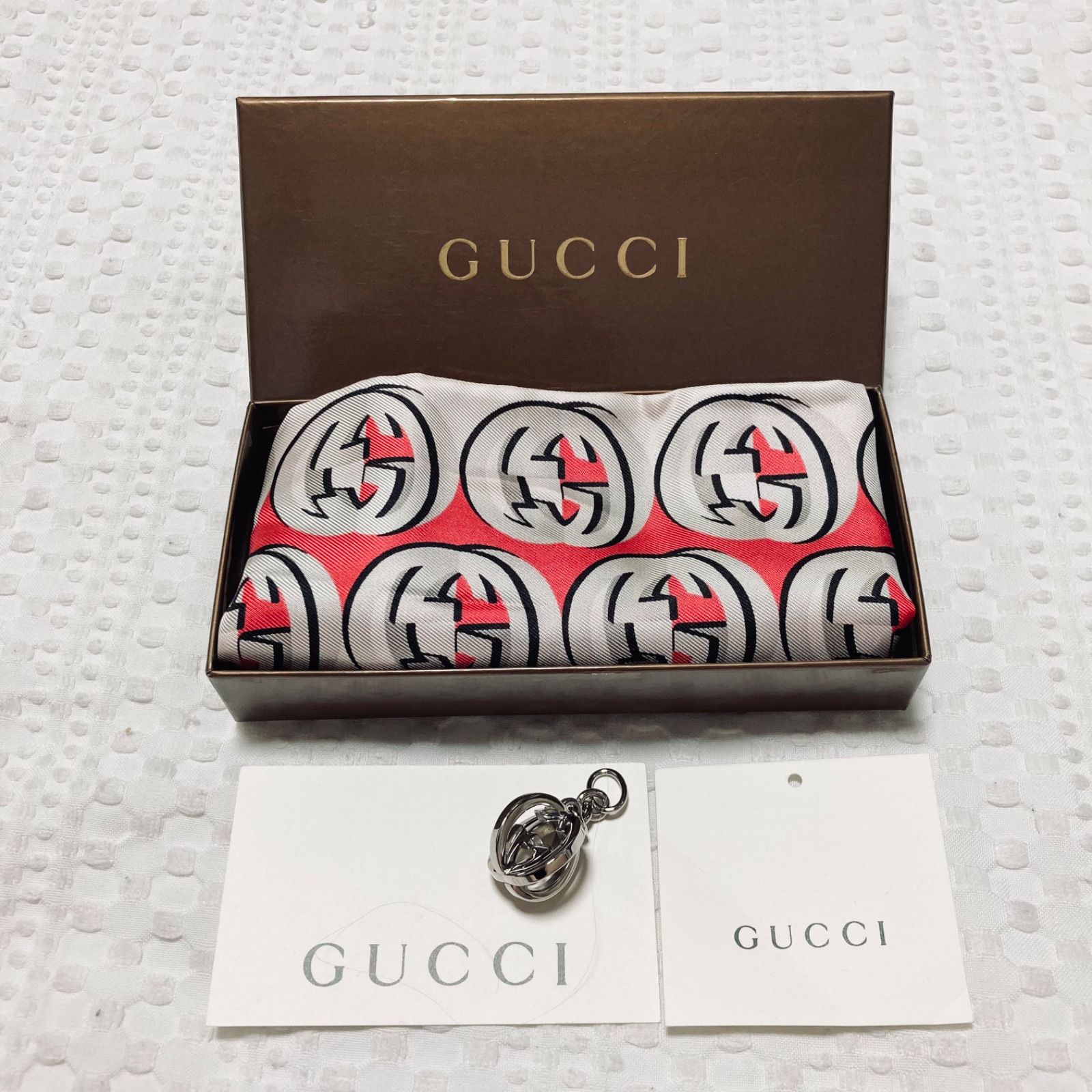 GUCCI グッチ　リボンスカーフ　ネックボウ　GG柄(インターロッキングG)＆ストライプ　レッド×ライトベージュ　シルク100% イタリア製　チャーム　箱付き