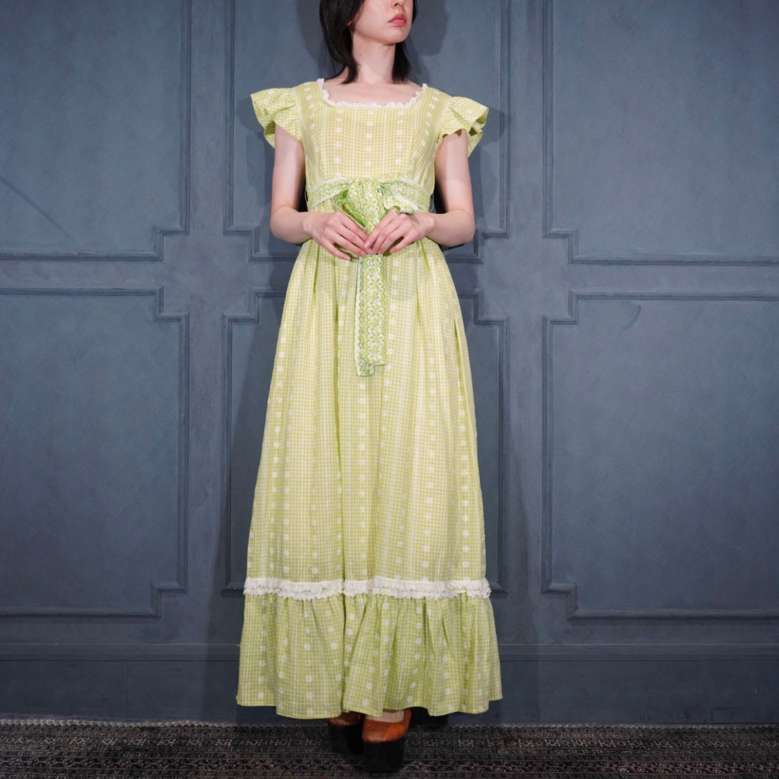 70's USA VINTAGE June Dumon 70年代アメリカ古着チェックお花柄刺繍バックリボンフリルデザインコットンハンドメイドドレスワンピース