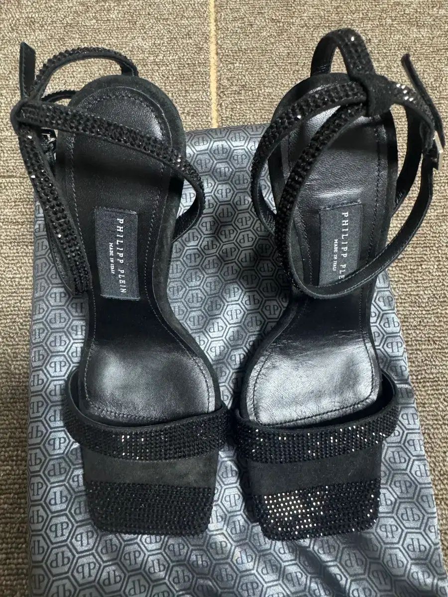 PHILIPP PLEIN(フィリッププレイン) ほぼ新品 クリスタルスカル ストラップサンダル ヒール (235 240)