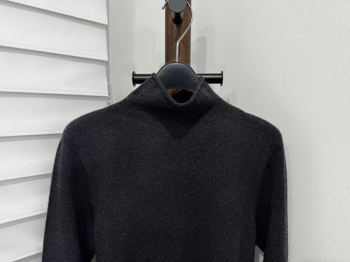 the CASHMERE カシミア 100% チャコール タートルネック ニット