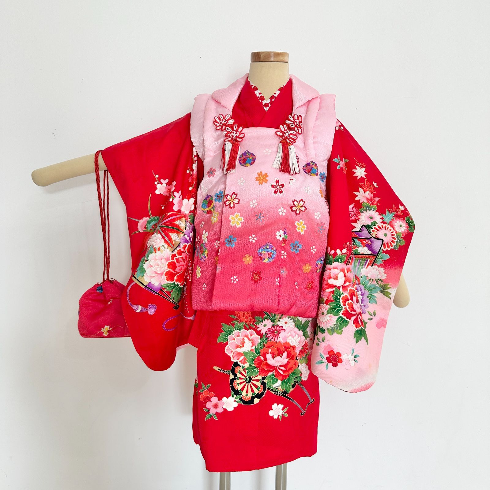 T638 七五三3歳女の子豪華セット　着物・襦袢・被布・草履・バッグセット　　赤色　ピンク　グラデーション　花　人気　キュート可愛い　おしゃれ　大人気　　ビンテージ　中古　＃きもの猫田