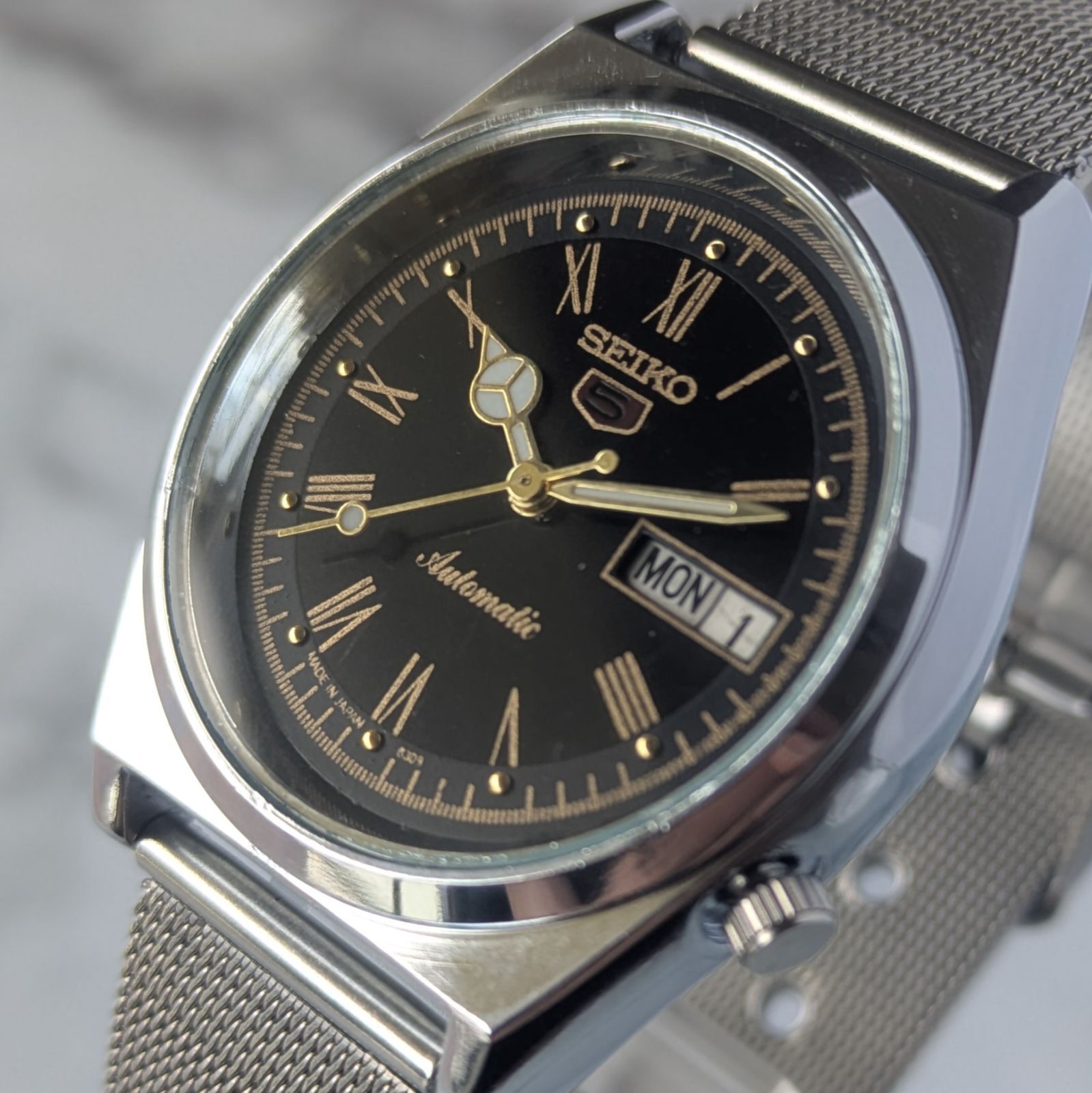 稼働品 SEIKO セイコー5 自動巻き 70s 1970年代 ヴィンテージ アンティーク 黒文字盤 ローマ数字 メッシュベルト デイデイト 裏スケ メンズ