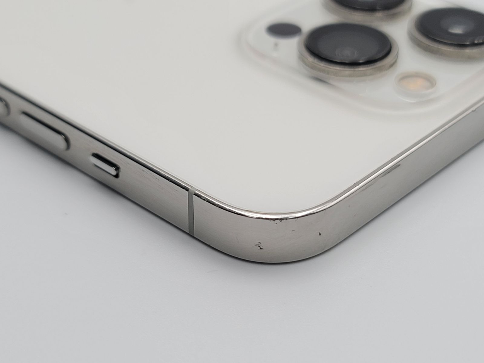 中古C】iPhone 13 Pro 256GB シルバー バッテリー【88%】 SIMフリー 白