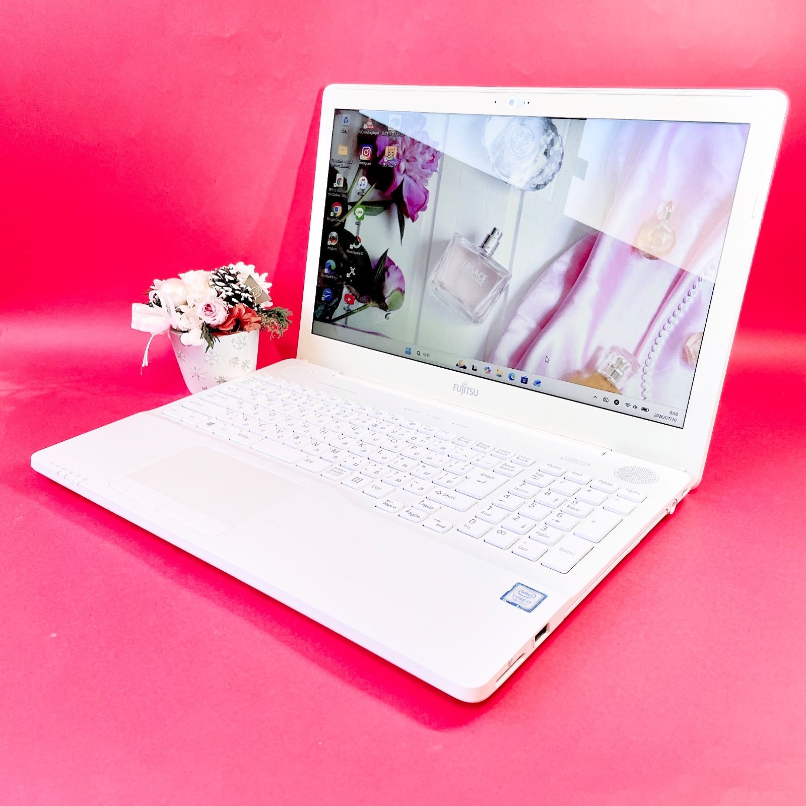 大人気！おしゃれホワイト❣️Corei7薄型ノートパソコン！SSD240GB DVD
