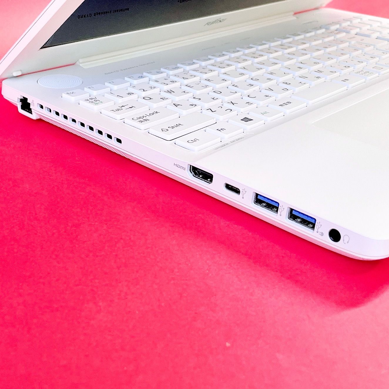 大人気！おしゃれホワイト❣️Corei7薄型ノートパソコン！SSD240GB DVD
