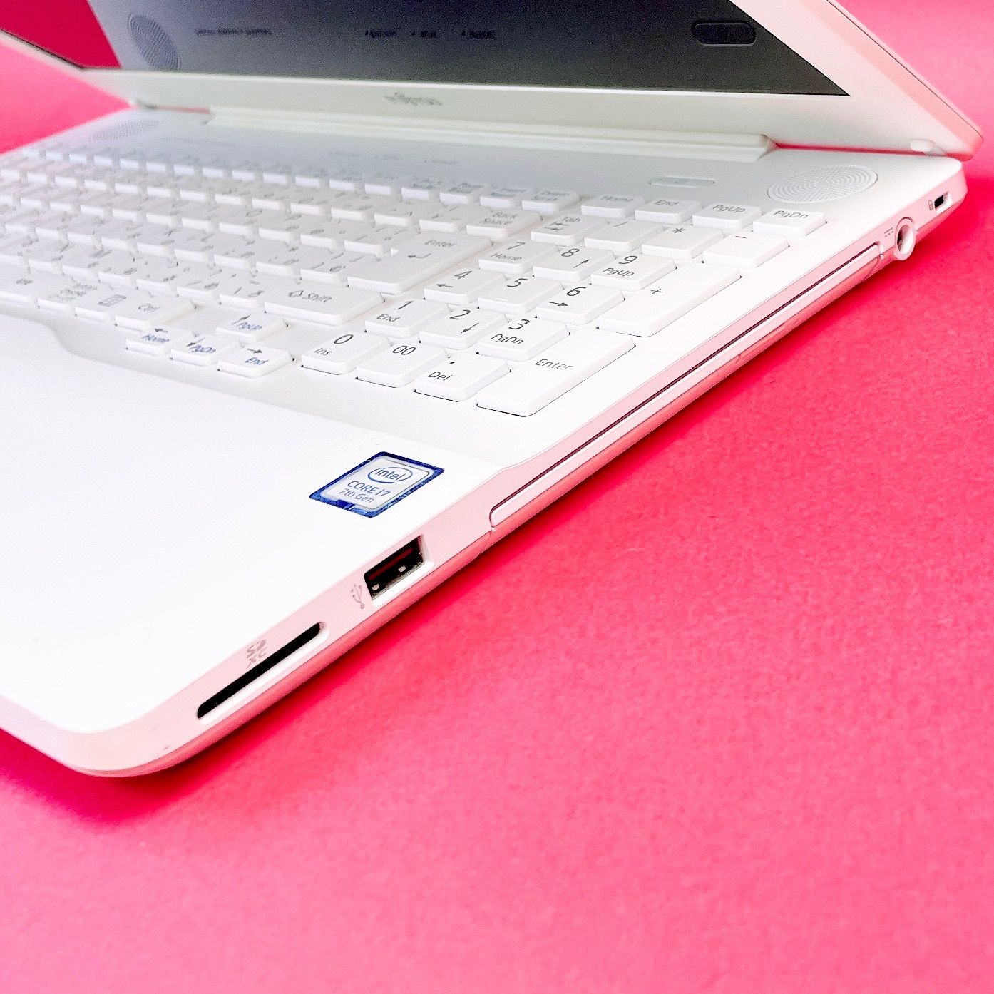 大人気！おしゃれホワイト❣️Corei7薄型ノートパソコン！SSD240GB DVD