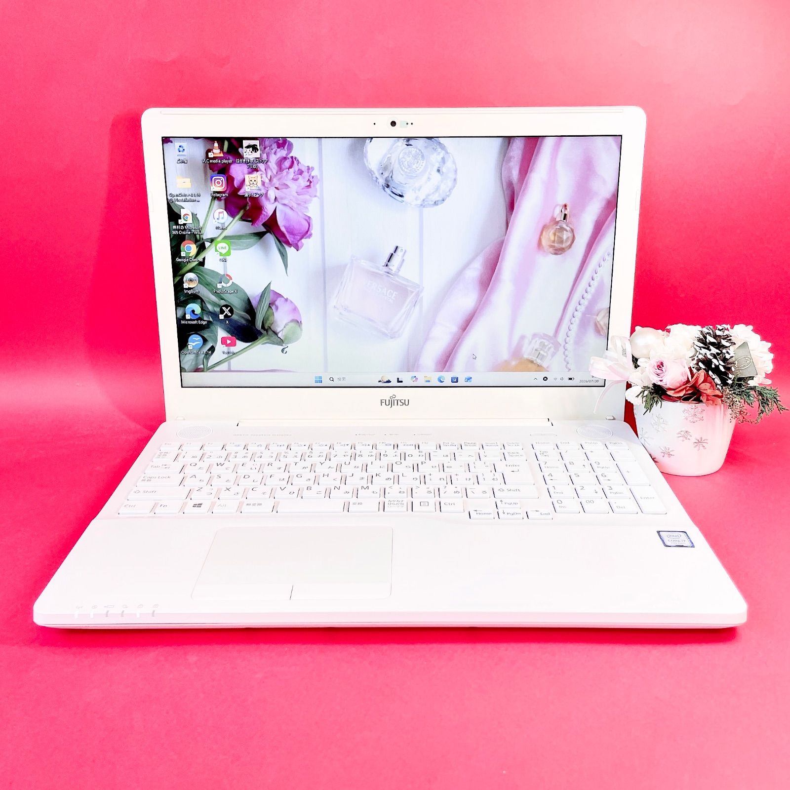 大人気！おしゃれホワイト❣️Corei7薄型ノートパソコン！SSD240GB DVD